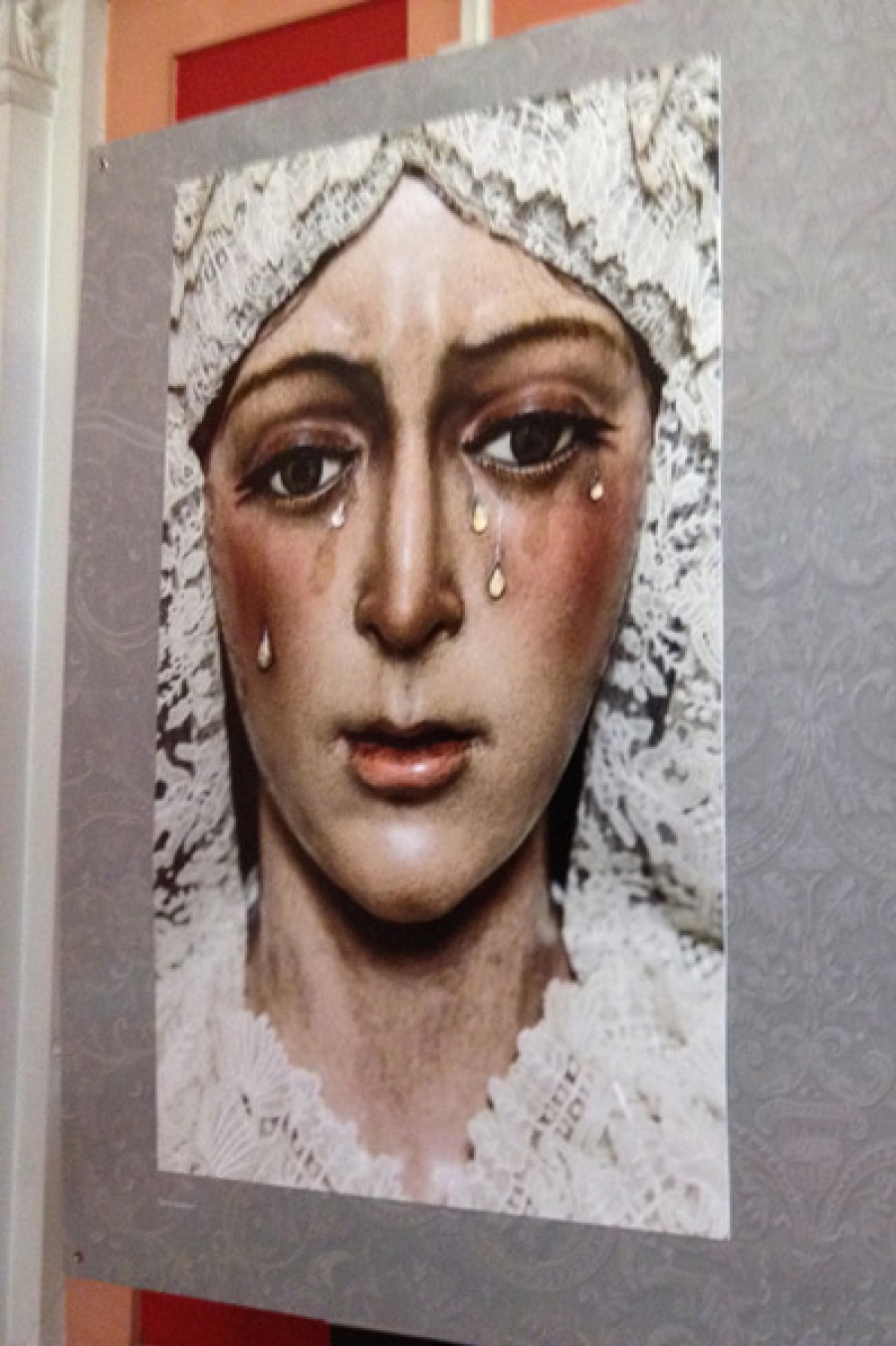 Exposición con imágenes de la Macarena en la Colegiata de San Isidro