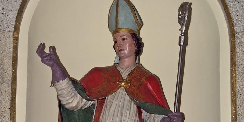 San Gin&eacute;s expone la reliquia de san Blas durante los cultos en honor al santo con motivo de su festividad