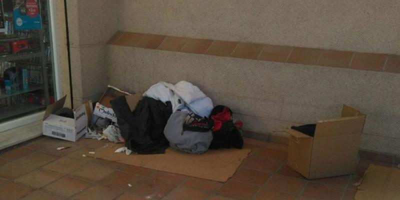 J&oacute;venes y adultos de Santa Genoveva de Majadahonda reparten en Nochebuena desayunos a personas sin hogar