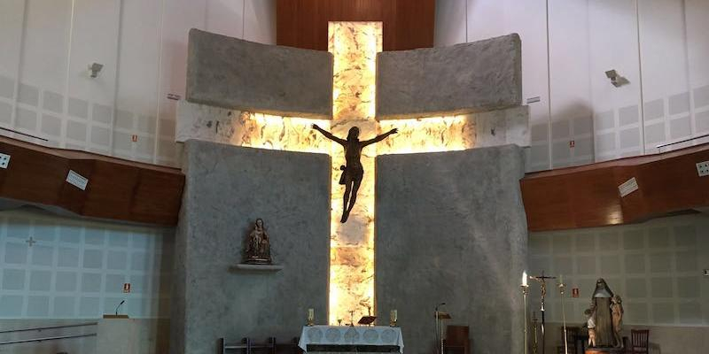 Monseñor Martínez Camino realiza la visita pastoral a Beata María Ana Mogas en Tres Olivos