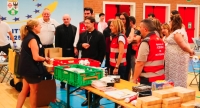 El cardenal Jos&eacute; Cobo visita a los vecinos evacuados por el incendio de Navalagamella en Alcobendas