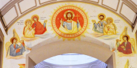 La parroquia Beata María Ana de Jesús inaugura las pinturas de su arco triunfal, obra de Ioan Gotia, «para dar gloria a Dios»