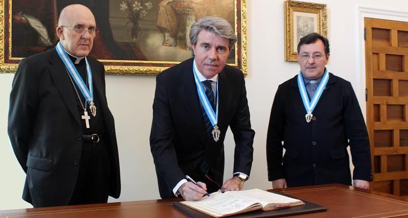 El presidente de la Comunidad de Madrid firma el libro de la Real Esclavitud