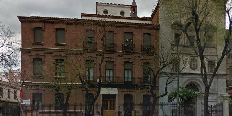 Los sacerdotes de la residencia sacerdotal San Pedro reciben la visita del cardenal Osoro