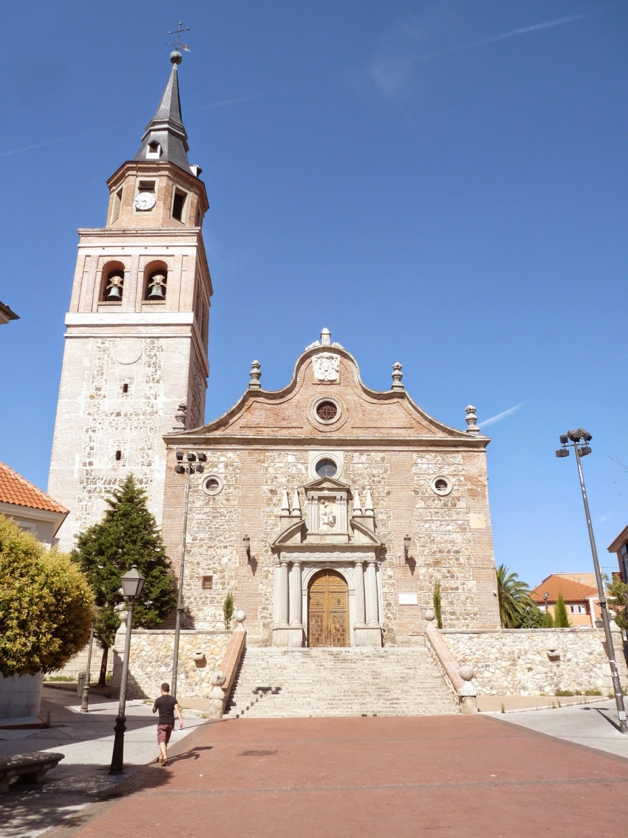 El consejero de Presidencia de la Comunidad de Madrid visita las obras de la parroquia San Pedro Adv&iacute;ncula