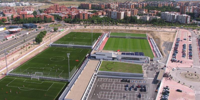 El arzobispo entrega los trofeos del Torneo de Apertura de la Liga de Fútbol de la Vicaría IV