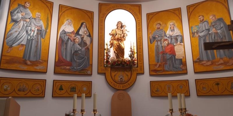 Foto del nuevo presbiterio presidido por la Virgen del Rosario rodeada de santos franciscanos