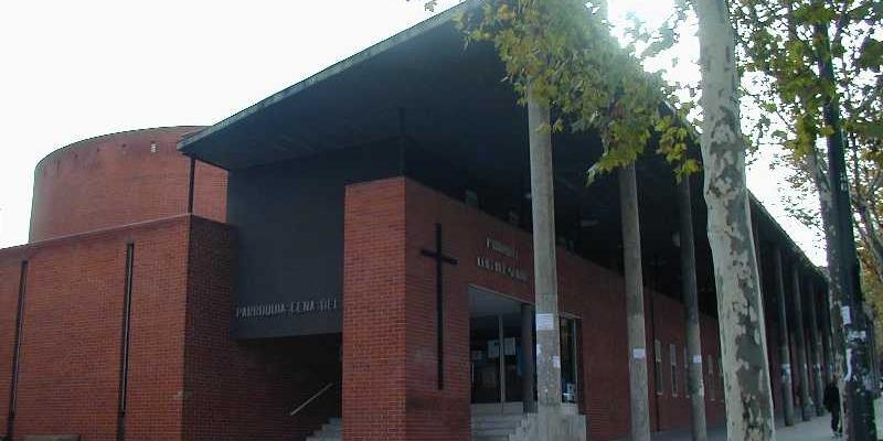 El padre Ángel Camino celebra una Eucaristía en La Cena del Señor