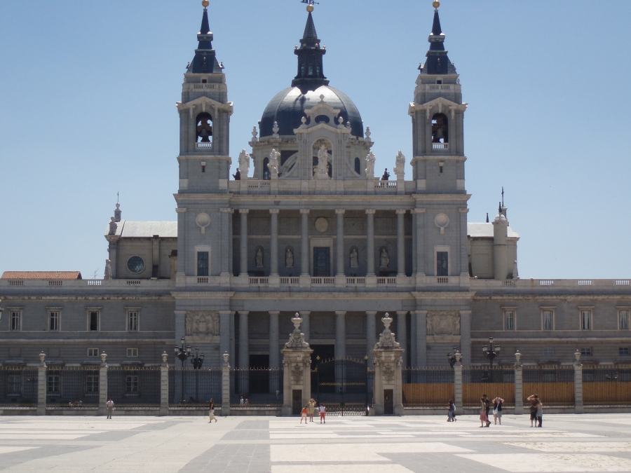 Funeral por los difuntos en la catedral de la Almudena