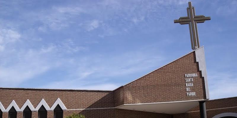 El vicario episcopal de la I preside en Santa Mar&iacute;a del Parque una ceremonia de entrega de Biblias
