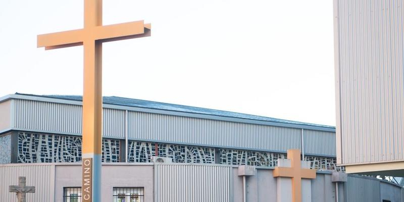 Jos&eacute; Luis D&iacute;az administra los sacramentos de la iniciaci&oacute;n cristiana a adultos en Nuestra Se&ntilde;ora del Camino