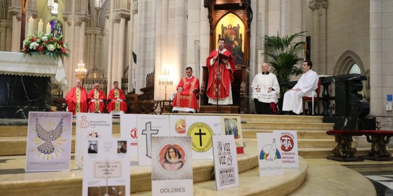 El cardenal José Cobo, en la Vigilia de Pentecostés: «El Espíritu Santo viene a calmarnos la sed, y no solo la nuestra, sino la de nuestro mundo»
