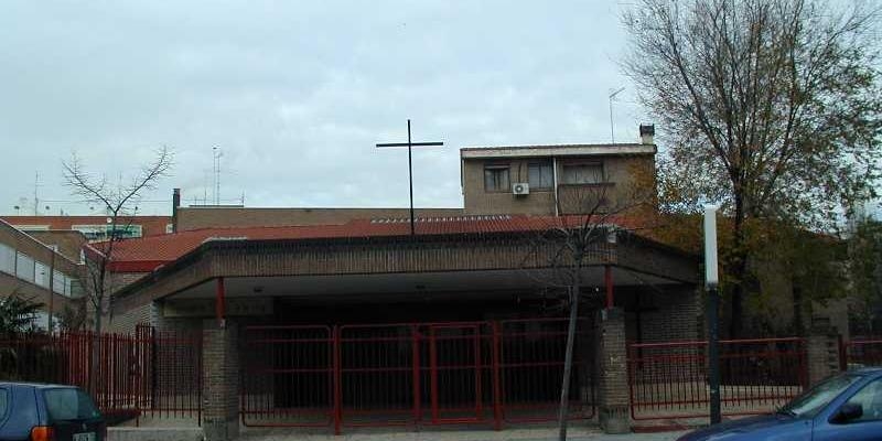 El vicario episcopal de la VIII imparte los sacramentos de la iniciación cristiana en Nuestra Señora de la Vega