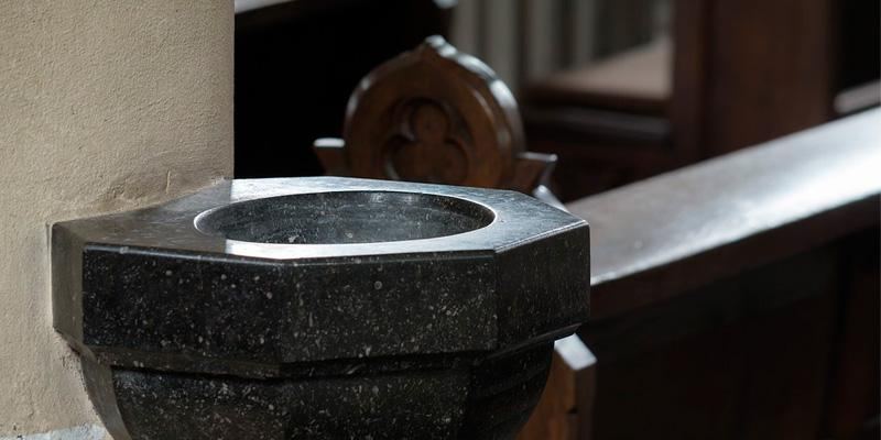 La Consejería de Sanidad autoriza el uso de agua bendita en las iglesias