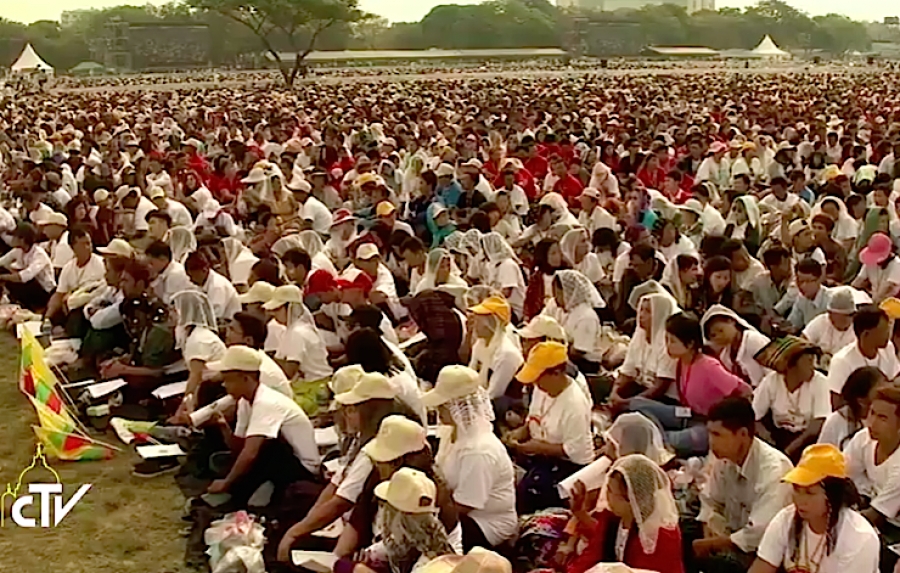Multitudinaria Misa del Papa Francisco en el campo de Kyaikkasan