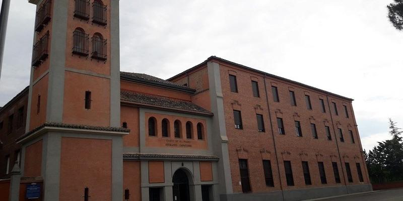 El padre Ángel Camino se reúne con los sacerdotes estudiantes que desempeñan su ministerio en la Vicaría VIII