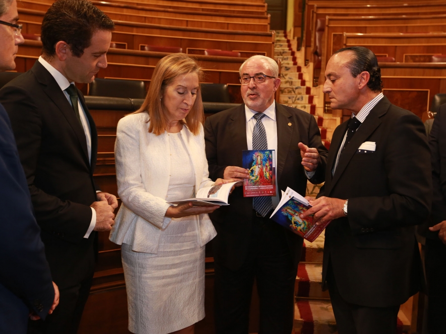 Ana Pastor recibe a los organizadores del III Congreso Internacional de Cofrad&iacute;as y Hermandades