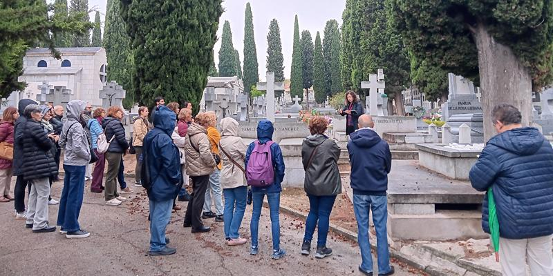 Visitas Adeternum al Cementerio Sacramental de San Isidro y su rico patrimonio funerario: «Me sorprende, no es un cementerio al uso»