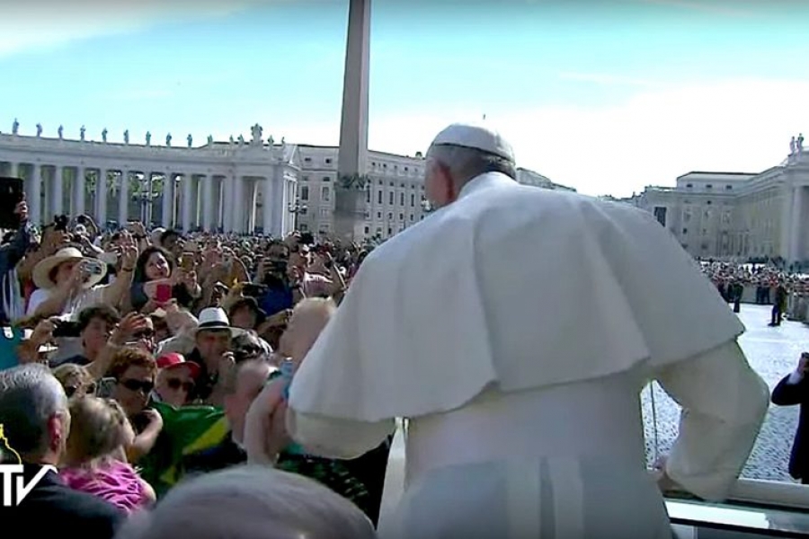 El Papa en la audiencia: &laquo;Jes&uacute;s camina con discreci&oacute;n junto a los desalentados, para devolverles la esperanza&raquo;