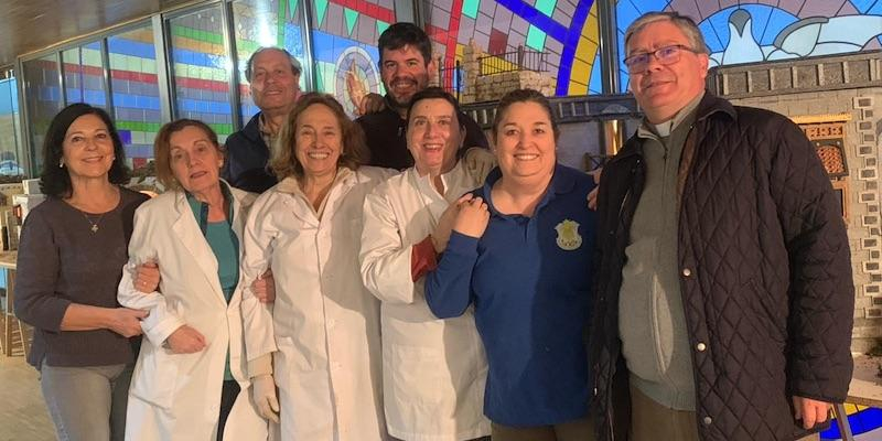 El p&aacute;rroco, Enrique del Olmo, con miembros del grupo de belenistas durante el montaje de Escenas de Pasi&oacute;n