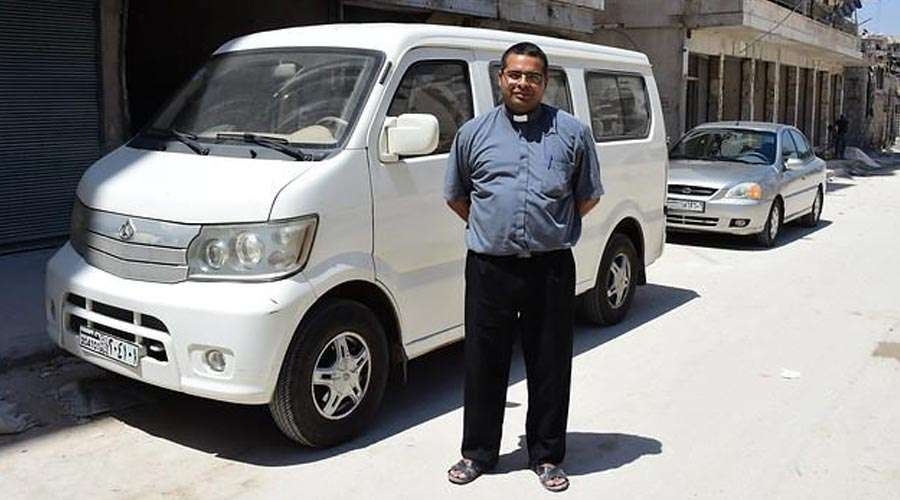Este sacerdote es esperanza para uno de los lugares más devastados de Siria