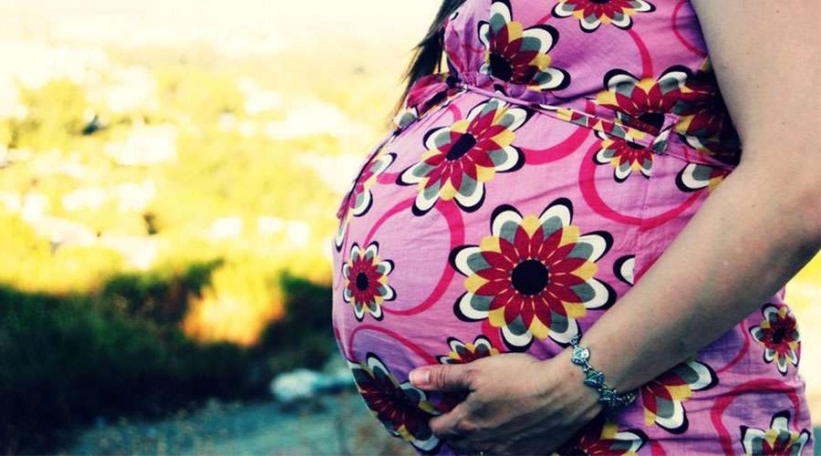 Los hombres también quedan embarazados, dice gobierno de Reino Unido