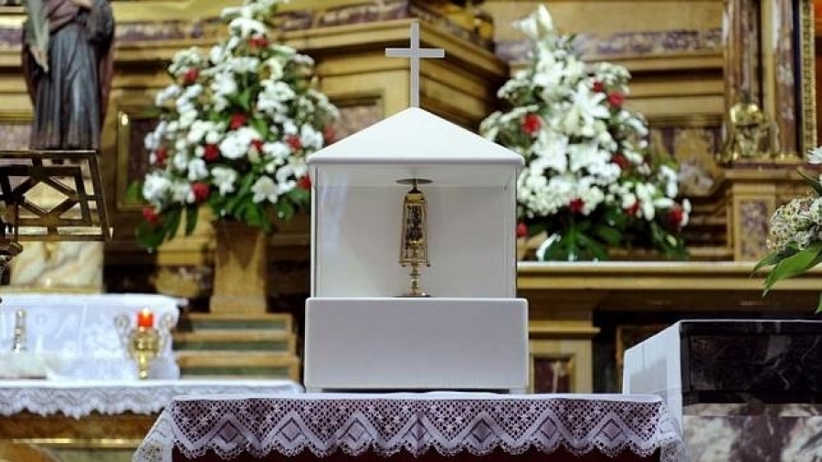 Miles de fieles se acercan al monasterio de la Encarnaci&oacute;n para venerar la reliquia de san Pantale&oacute;n