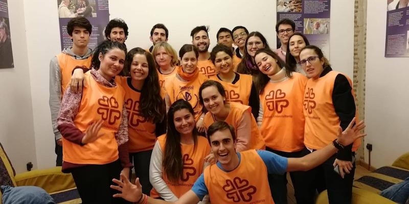 J&oacute;venes del proyecto 'bocadillo solidario' visitan el centro de personas sin hogar CEDIA