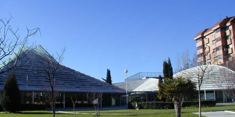 El cardenal Osoro se reúne con matrimonios jóvenes de Santa Teresa de Jesús de Tres Cantos