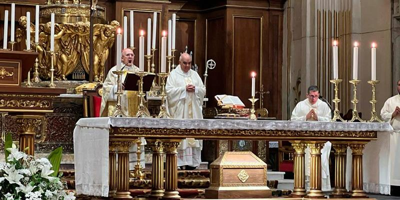 El arzobispo celebra la Misa del peregrino en la colegiata, donde san Isidro sigue recibiendo cada día a cientos de fieles