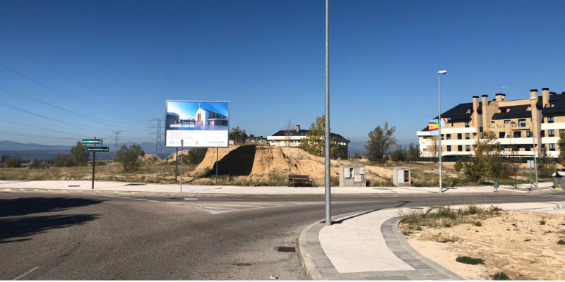 Santa Genoveva Torres Morales coloca un cartel en el terreno donde ir&aacute; ubicado el nuevo templo