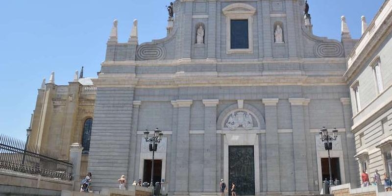La ACdP peregrina a la catedral de Santa Mar&iacute;a la Real de la Almudena