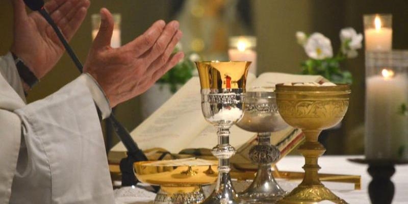 José Manuel Sacristán Gómez celebra en Nuestra Señora de las Angustias una Misa de acción de gracias por sus bodas de oro sacerdotales