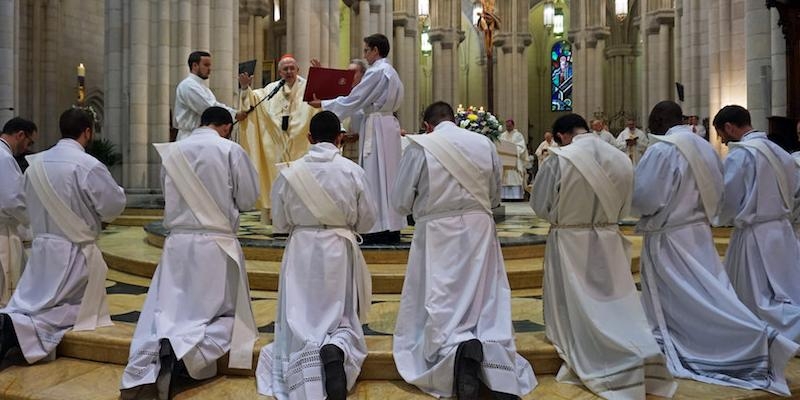 El cardenal celebra una convivencia con los sacerdotes ordenados en los últimos cinco años