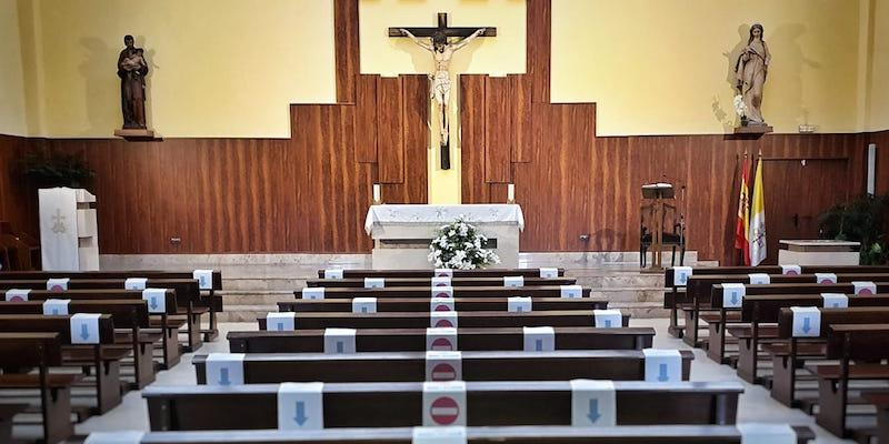 José Luis Díaz Lorenzo administra los sacramentos de la iniciación cristiana en Cristo Sacerdote