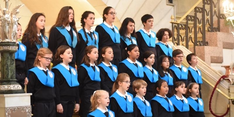 La Escolanía Virgen de la Almudena canta en la catedral