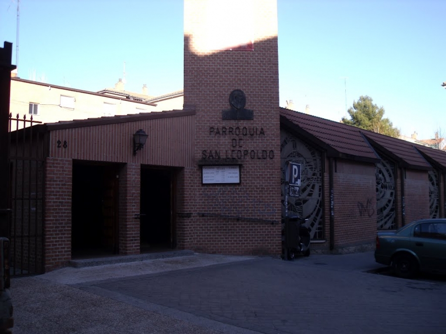 Un grupo de j&oacute;venes y adultos reciben este s&aacute;bado el sacramento de la Confirmaci&oacute;n de manos del arzobispo en la iglesia de san Leopoldo