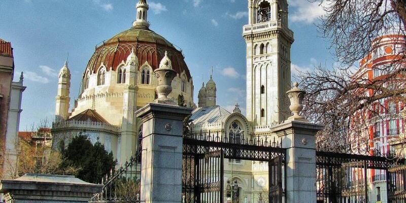 Jos&eacute; Luis D&iacute;az Lorenzo presenta al p&aacute;rroco de San Manuel y San Benito