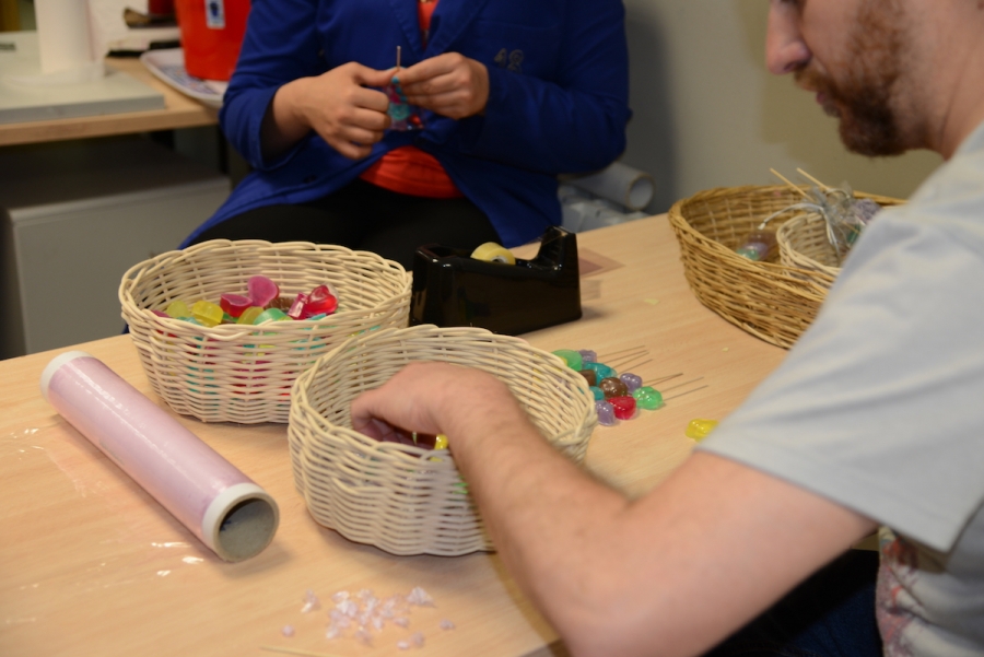 J&oacute;venes suizos que se est&aacute;n preparando para la Confirmaci&oacute;n se acercan a conocer la labor de dos proyectos de C&aacute;ritas Madrid
