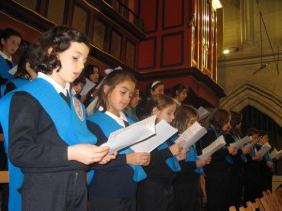 La Escolan&iacute;a 'Virgen de la Almudena' canta en la catedral
