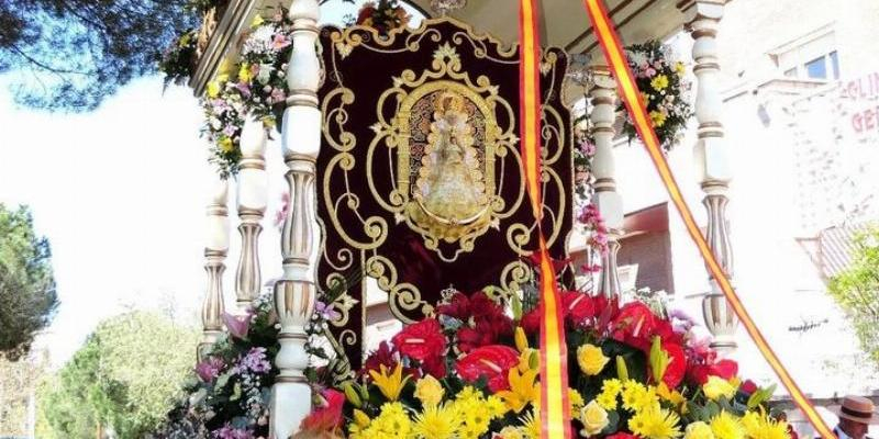 Juan Carlos Merino bendice una imagen de Nuestra Señora del Rocío en Las Matas