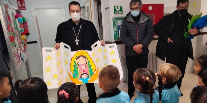 Ni&ntilde;os de Moratalaz muestran a monse&ntilde;or Vidal su cari&ntilde;o a la Virgen