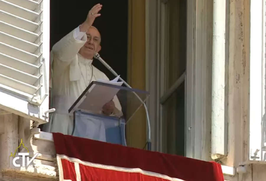 Regina Coeli: &laquo;Cada d&iacute;a hay que aprender el arte de amar&raquo;