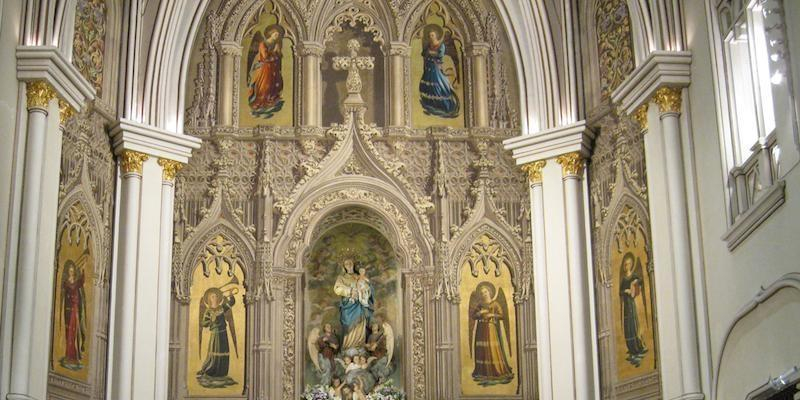 Monse&ntilde;or Mart&iacute;nez Camino administra el sacramento de la Confirmaci&oacute;n en Nuestra Se&ntilde;ora de los &Aacute;ngeles