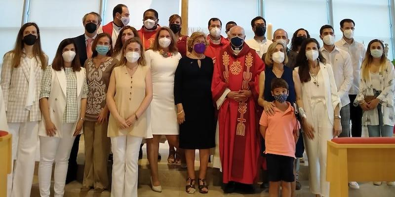 Adultos y adolescentes reciben el sacramento de la Confirmación en Santa María la Blanca de Montecarmelo