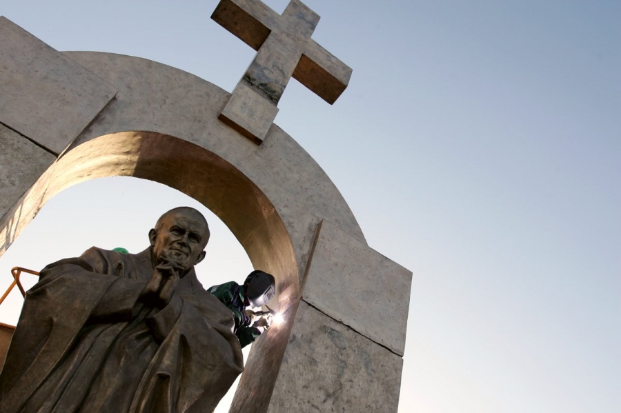 Ordenan retirar cruz de monumento católico dedicado a San Juan Pablo II