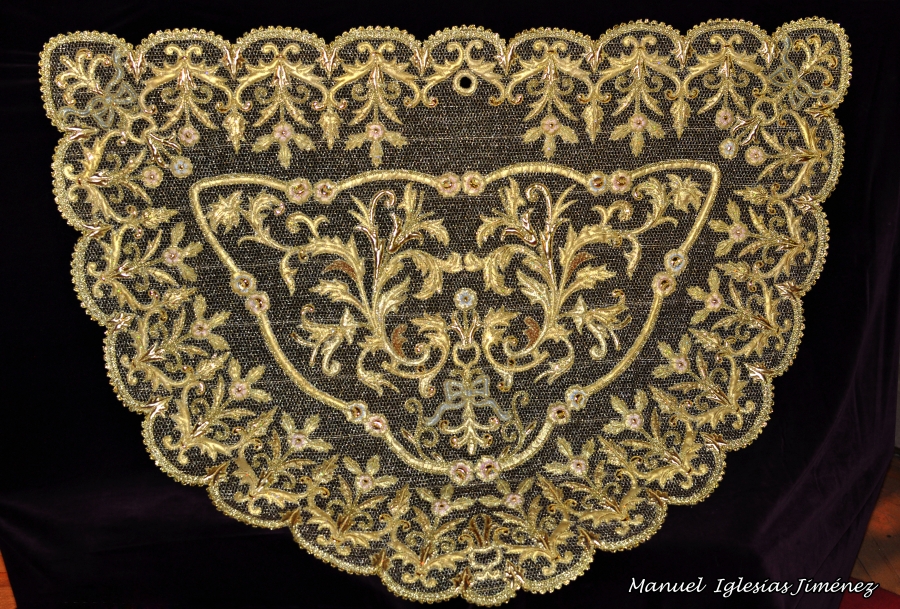 La Hermandad de los Gitanos bendice la nueva toca de Mar&iacute;a Sant&iacute;sima de las Angustias