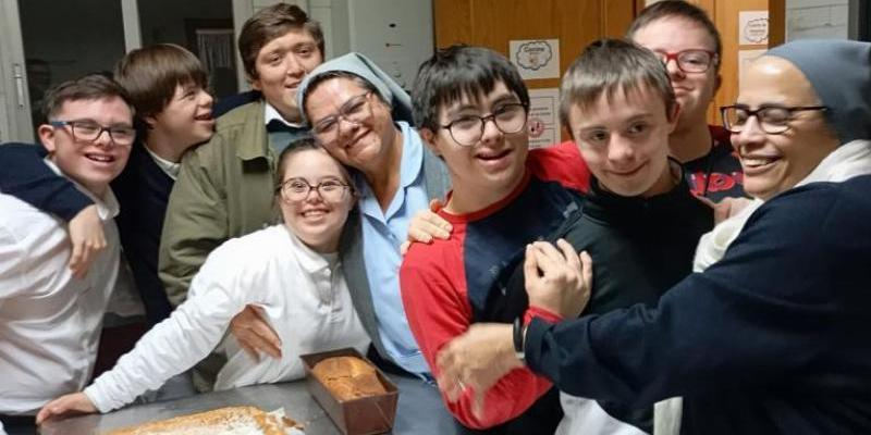 Madres y jóvenes cocinan solidaridad en el Hogar Santa Bárbara de Cáritas Madrid con la presencia de Samantha Vallejo-Nájera