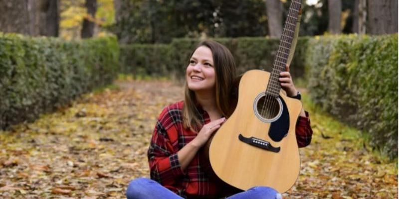 La cantautora venezolana Mariana Valongo ofrece un concierto en la basílica de la Milagrosa