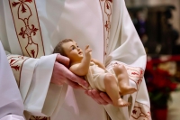 &laquo;Dios ha elegido la fragilidad&raquo;: Un Ni&ntilde;o para todos, una Palabra sin ruido y una vida para nacer de nuevo en Navidad